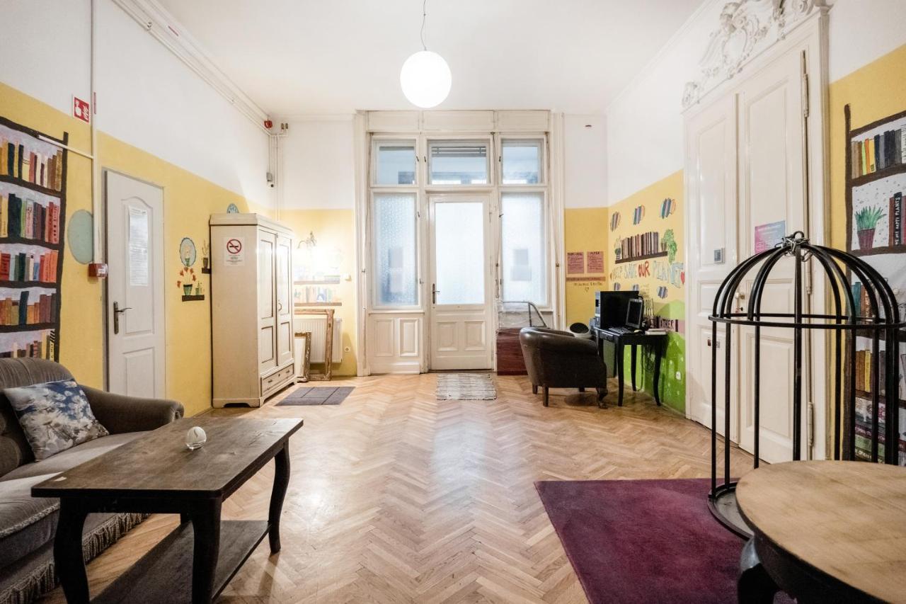 Baroque Hostel & Coworking Budapest Luaran gambar